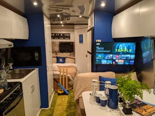 Interactive cricket caravan — photo 1